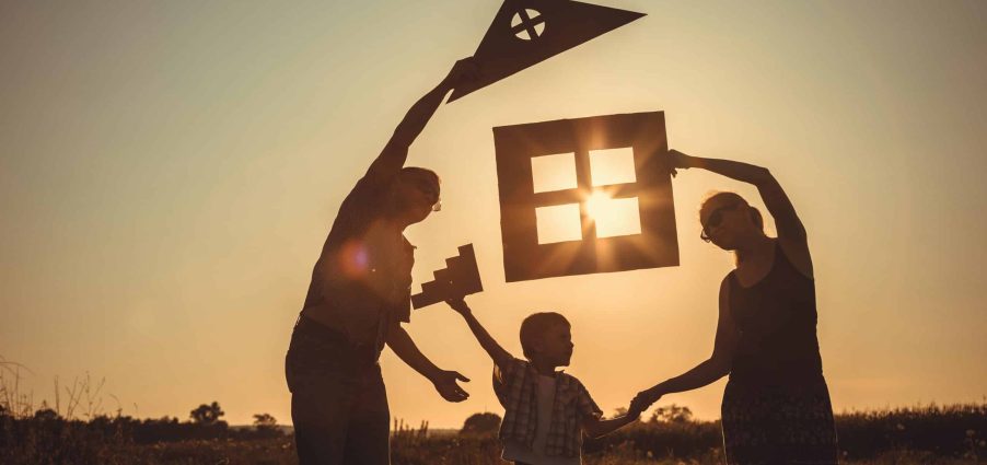 une famille avec une maison en maquette dans les mains