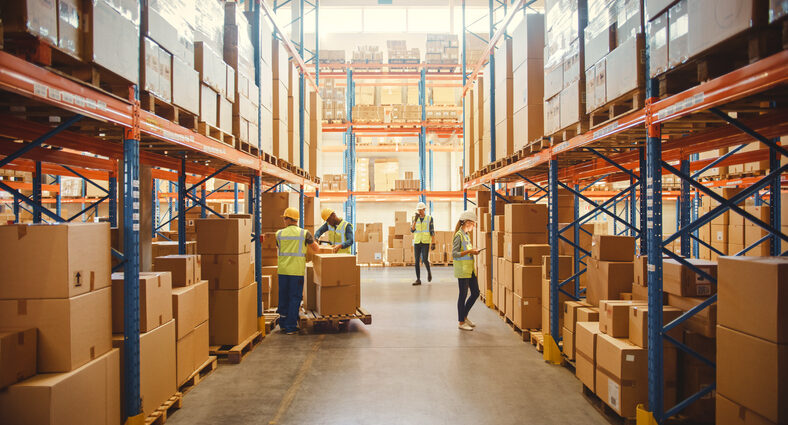 Entrepôt avec cartons et personnes qui travaillent